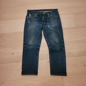 Selvedge Apc jeans - Extremt fina Apc jeans med otroliga slitningar! Modell: Petit standard Mått: Midja 40 Längd 85 Benöppning 17,5