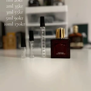 Versace Eau de Parfum decants - Prova Versace Eau de Parfum i olika storlekar, perfekt för dig som vill testa något nytt eller ha med på språng. Snygg och lyxig känsla i varje spray. Välj mellan 1ml, 2ml, 3ml, 5ml eller 10ml.