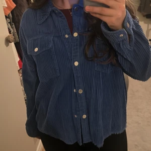 Blå kofta/kappa från Zara  - Jättefin blå Zara kofta som inte är använd så mycket. 