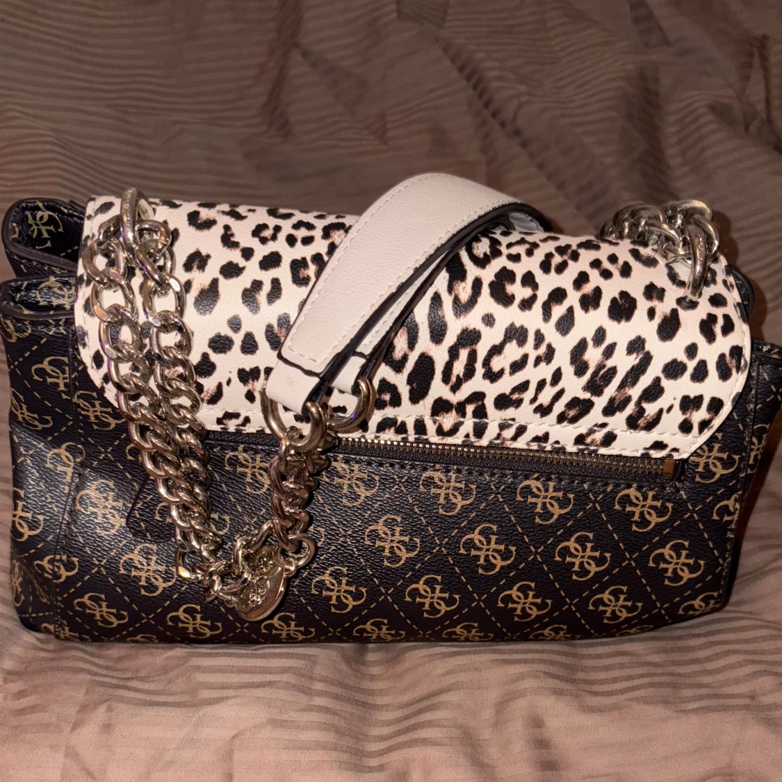 Guess axelväska🤎 - 2