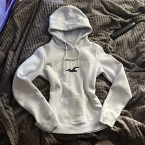 Hollister hoodie! - Säljer en jätte snygg ljusblå hoodie från Hollister i storlek XS.💗