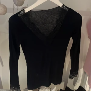 Svart intimissmi - Säljer en svart intimissmi med spets, använd fåtal gånger så är under mycket bra skick.