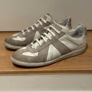 Maison Margiela - -Strl: 43 1/3                                                                              -Acceptabelt skick                                                                    -Självklart äkta                                                                       -Ganska slitna därav priset                                                   -Hör av dig vid minsta fråga