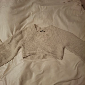 Beige croppad stickad tröja Gina Tricot - PRIS KAN DISKUTERAS. Fin croppad stickad tröja från gina tricot.