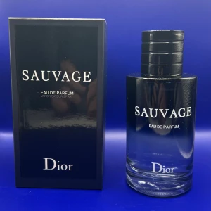 Dior Sauvage Eau de Parfum 100ml - Dior Sauvage Eau de Parfum, 100 ml. Flaskan är påfyllningsbar och tillverkad i Frankrike. Snygg och modern doft för dig som vill sticka ut. Perfekt för dig som gillar exklusiva och trendiga produkter.