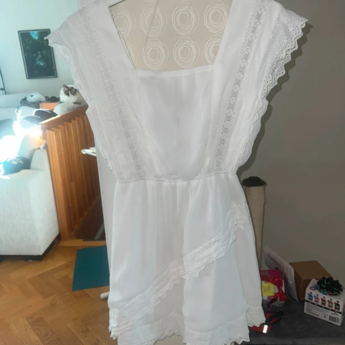 Vit kortklänning med spets och knyt