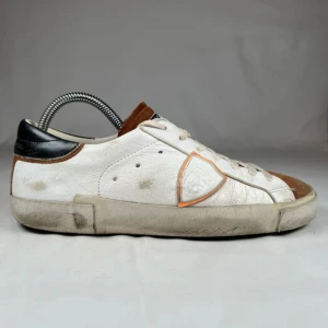 Philippe Model PSRX - Skick 8/10 - Sulans skick 6/10, inga permanenta skador - Smutset på sulan går att ta bort och gör sulan till en 8/10 - Skorna kommer med den orginella dustbagen på köpet men utan den orgienalla skoboxen - Priset går givetvis att diskutera och är inte huggen i sten! - Skriv om du är intresserade eller har några frågor så hjälper vi dig! // By, Olsén, Closet.