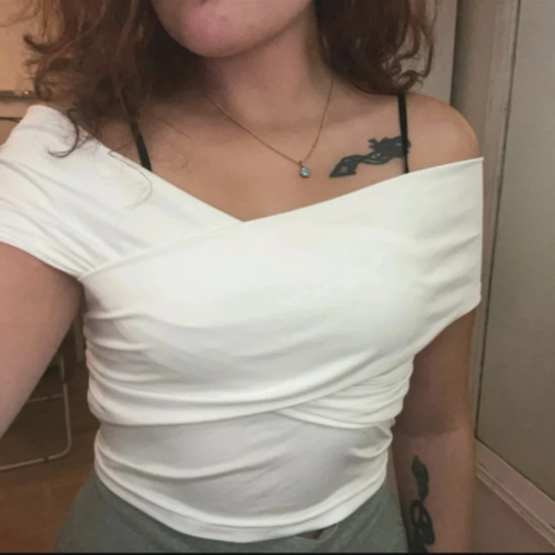 Vit omlott offshoulder topp