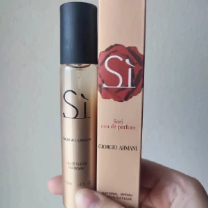 Giorgio Armani Si Flori Perfume - Giorgio Armani Si Flori Perfume. 33ml bottle. New! Great all year around fragrance. But especially for spring/fall.