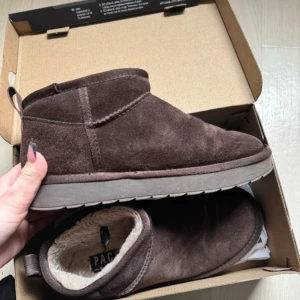 Bruna boots  - Snygga bruna boots från din sko med mjukt foder på insidan. Skorna har rund tå, platt sula och låg ankelhöjd. Perfekta för kyliga dagar när du vill ha både stil och komfort. Nypris 700. Sparsamt använda. 