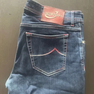 Jacob Cohën Limited Edition | W35 - Jacob Cohën Limited Edition - Storlek 35 Längd:104cm/midja:46,5cm - Modell 688/Shade of Prune - Hör av dig vid minsta fundering// Luxeriet