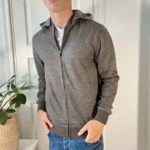 Grå/brun tröja med dragkedja och huva - Massimo Dutti tröja i storlek L