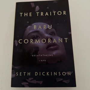 The Traitor Baru Cormorant bok - En mörk och spännande fantasybok om maktspel, svek och kampen för frihet. Perfekt för dig som gillar politiska intriger och episka berättelser med starka karaktärer. Rekommenderas för fans av Game of Thrones och Machiavellianska teman.