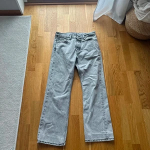 Grå jeans från Hope - Snygga grå jeans från Hope med en klassisk straight passform. Tillverkade i Portugal. De är i storlek 30. De är väldigt sparsamt använda! Så i princip nyskick. Nypris 1600kr. Skriv för fler bilder.