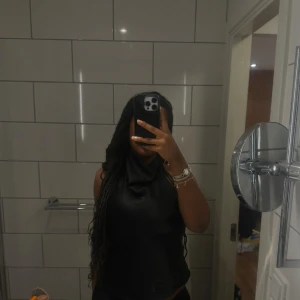  Satin topp med öppen rygg🖤 - Supersnygg svart topp i satin med draperad halsringning och öppen rygg. Toppen har band som knäpps åt vid naken. En perfekt elegant och festlig topp. Den har några mindre skador men bibehåller fortfarande sin kvalitet. Pris kan diskuteras. Obs den är lite skrynklig på bilden.💕💕