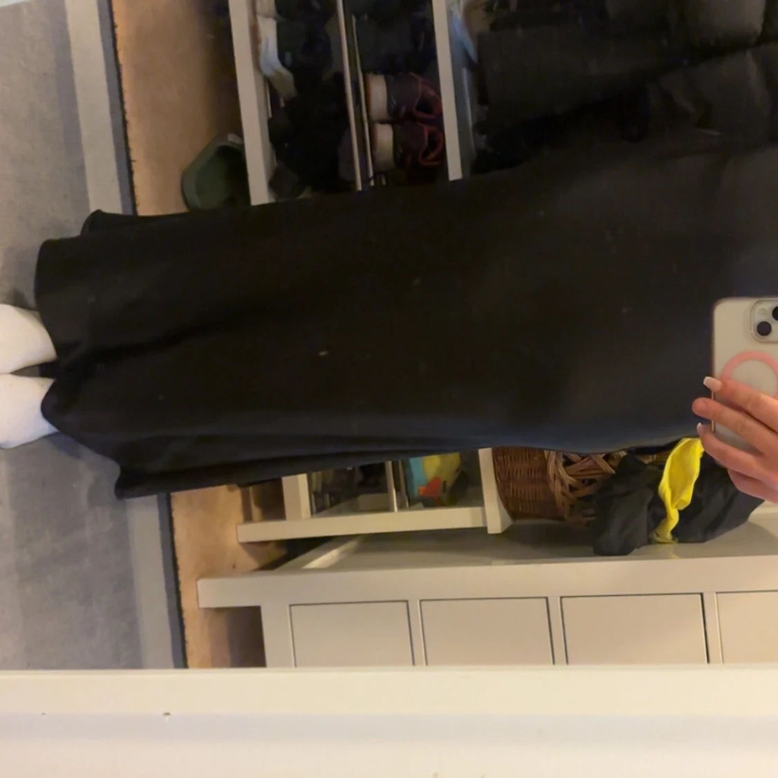 Svart satin långklänning med öppen rygg - 3