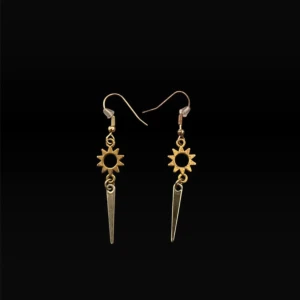 Solformade örhängen i guld - Unika örhängen med solformad detalj i guld och en lång, spetsig hängande del. 