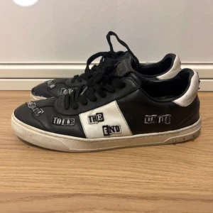 Valentino Garavani svarta sneakers - Svarta och vita sneakers från Valentino Garavani defekter där fram och saknar några sprickar hör av er vid frågor utan box!!!