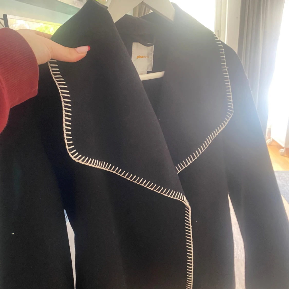 Svart kappa från Gina Tricot med vit kant - 1