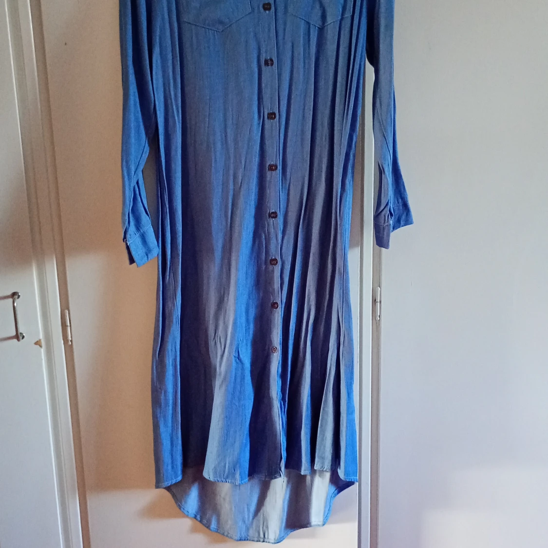 Blå lång skjortklänning med knappar - 1
