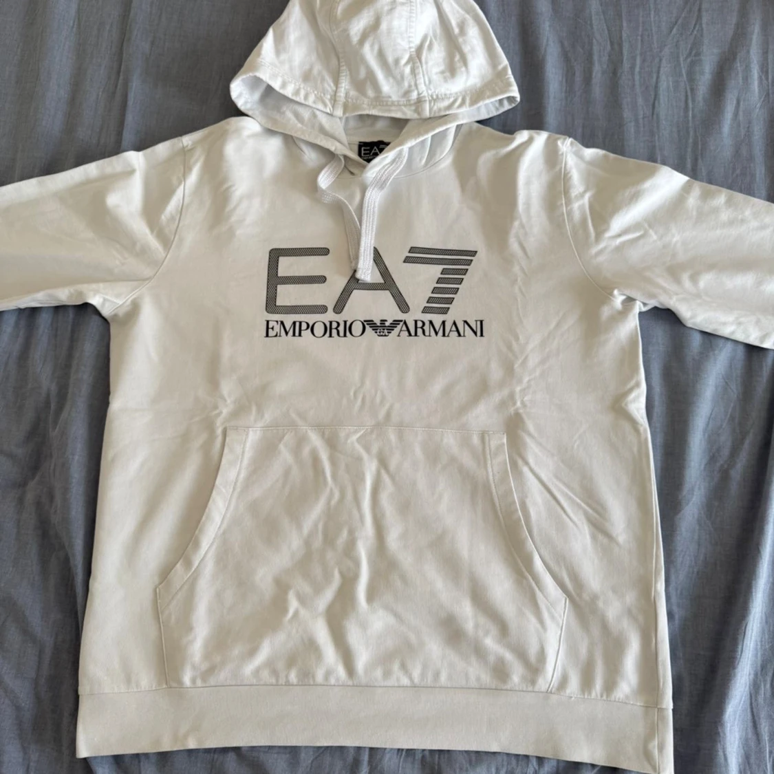 Vit hoodie från Emporio Armani EA7