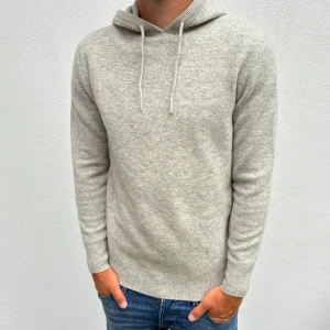 Kashmir/Merino hoodie - Ljusgrå Kashmir/Merino hoodie | Storlek S | Modellen är 177cm lång | Endast testad, därför nyskick utan defekter | Hör av dig vid frågor🌟