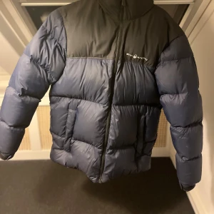 Sail racing Vinterjacka  - Säljer min vinterjacka nu. Använd några gånger men de är hyfsat bra skick förutom att de är ett pytte litet hål som är ca en halv centimeter. Den är normal i storleken. Och perfekt nu till vintern, både varm och mycket skön.                          Storlek 170 Nypris:1200