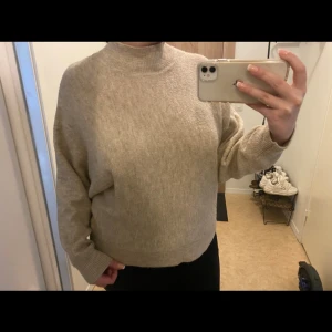 Stickad tröja  - Ljus beige stickad tröja från hm, använd nån gång
