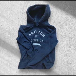 Mörkblå hoodie från Abercrombie & Fitch - Fin hoodie. Passar runt 160-175 skulle jag säga