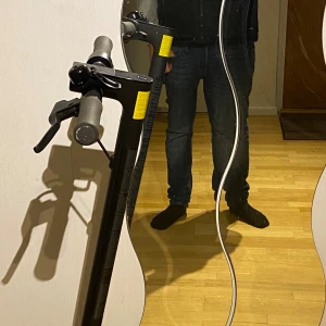 Svart pufferjacka från The North Face - Säljer en svart väst från The North Face i storlek M. Jackan har en klassisk quiltad design med dragkedja och är tillverkad i glansig polyester. Perfekt för kalla dagar och har en snygg, enkel look med logga på bröstet och axeln. 