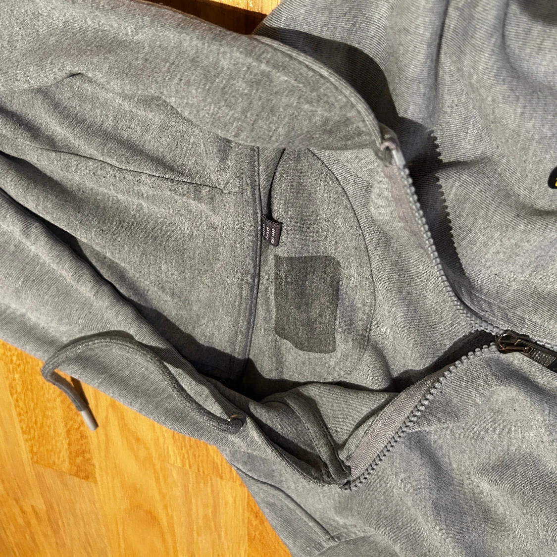 Grå hoodie från Lyle & Scott - 2