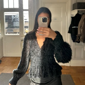 Svart blus - Säljs pågrund av att den tyvärr är för stor!🩷