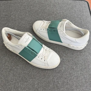 Valentino Open | 43 - Valentino Open sneakers | Grymt skick | Storlek 43, passar 43-44 | Endast skorna ingår | INGA BYTEN | Fraktar spårbart eller möts upp i Täby 