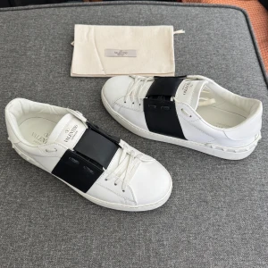 Valentino Open | 41.5 - Valentino Open sneakers | Grymt skick! | Original dustbag ingår | Storlek 41, passar 41-42 | INGA BYTEN | Fraktar spårbart eller möts upp i Täby 