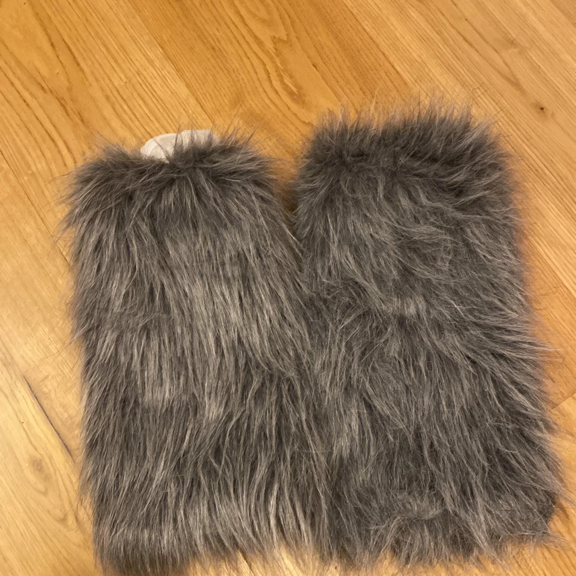 Grå föuffiga benvärmare