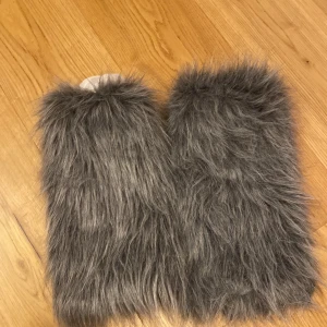 Grå föuffiga benvärmare - Grå benvärmare perfekta för halloween om man vill klä ut sig till en varg eller för dagligt bruk! Endast använda en gång!