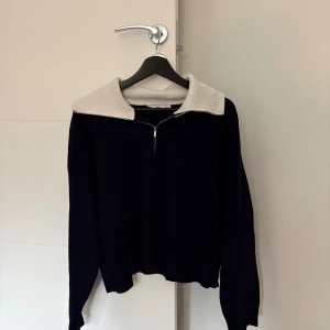 Stickad tröja  - Säljer min half-zip stickad tröja från mango som inte kommer till användning längre. Köpt på MANGO (damavdelningen)  i Göteborg, 9/10 skick. Hör av dig om du är intresserad!