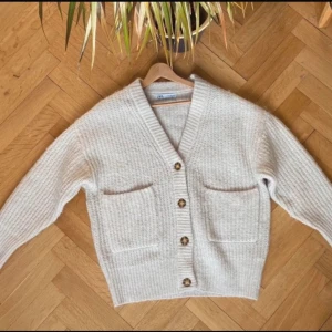 Beige stickad kofta från Zara - Jätte fin stickad kofta från Zara med knappar, bra skick, den är oversized i storleken💕