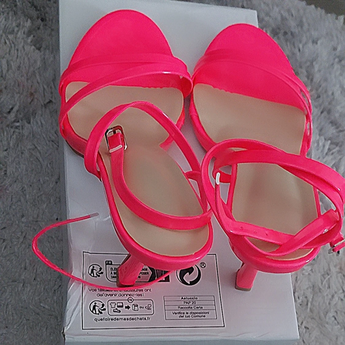 Neonrosa sandaler med klack och remmar - 2