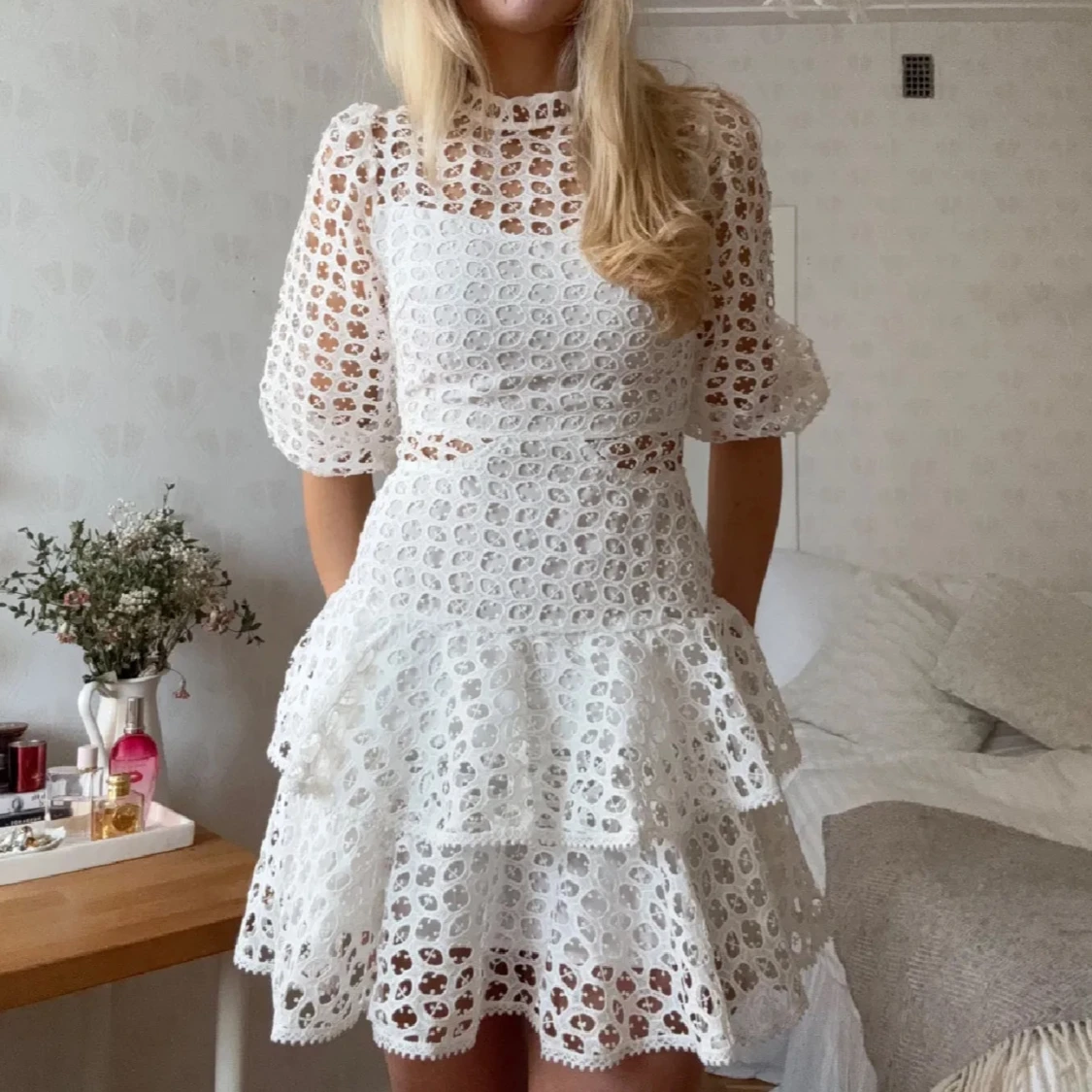 Vit spetsklänning med volanger