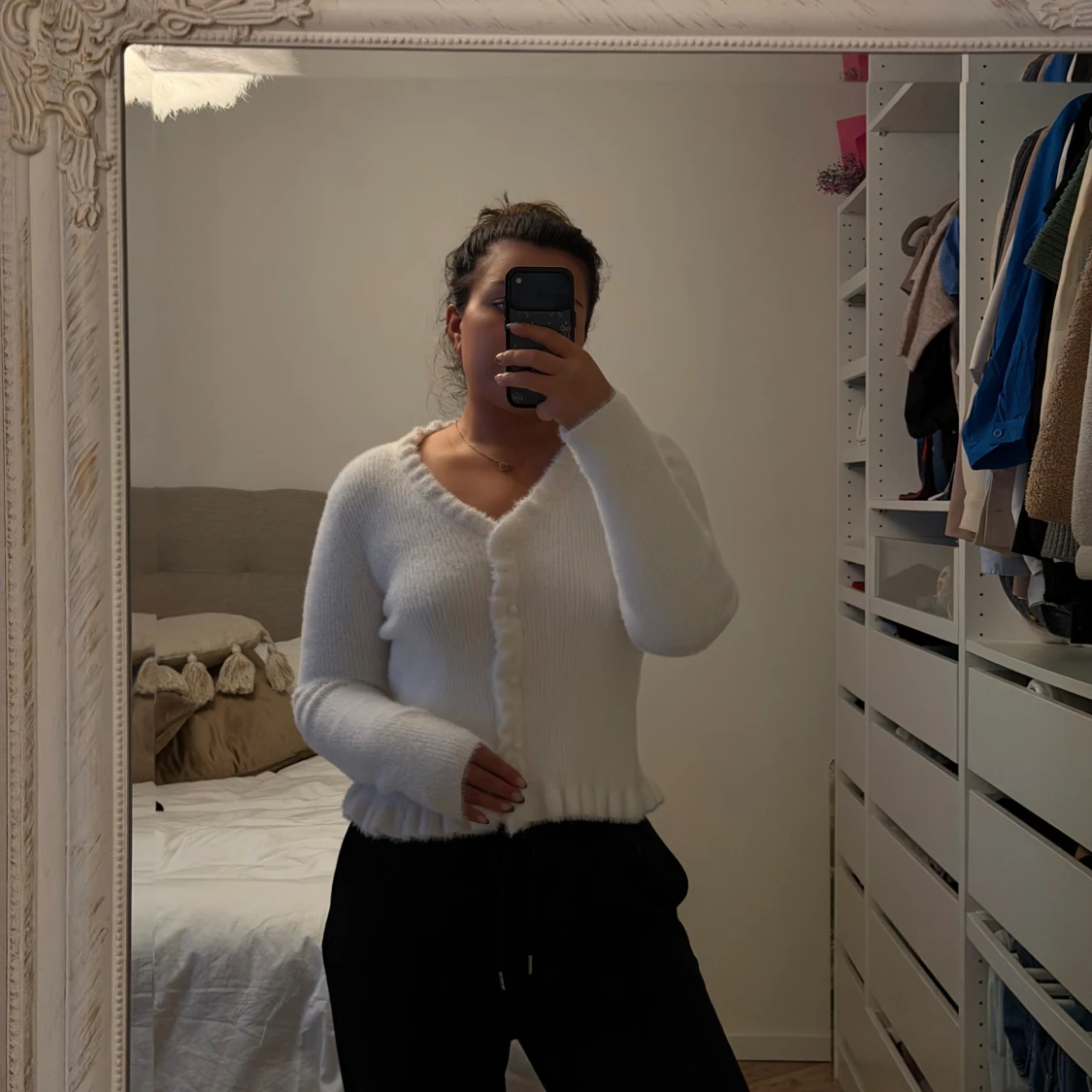 Vit fluffig kofta med v-ringning - 1