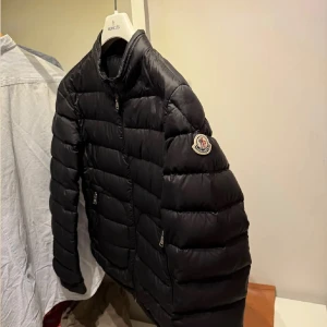 Moncler acorus jacka  - Säljer min fina moncler jacka helt äkta köpt på nk i gbg nypris 4800kr mitt pris är 2500
