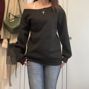 Offshoulder hoodie - Jätte fin varm offshoulder/oneshoulder hoodie i fint skick förutom ena ärmen som har stelnat nagellim men det syns knappt💓.