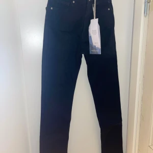 Svarta slim bootcut jeans från g perfect - Svarta bootcut jeans från Gina tricot. !Helt nya! Säljer pga jag fick som present och gick inte att returnera😔💓Ny med tag