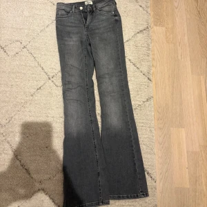 Gråa jeans  - Helt nya jeans från only fast utan prislapp. Det är längd 30 i jeansen så de passar någon som är 155-160 lång. 🥰🥰