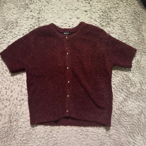 Vinröd kofta från Gina Tricot - Super snygg koftärmad kofta från Gina. Den är i storlek L men passar mig som har S/M