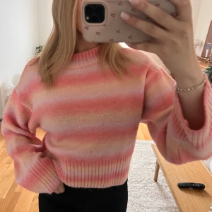 stickad tröja  - så fin och mysig, lite kortare modell. Väldigt bra skick