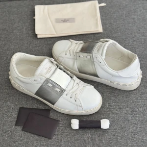 Valentino Open | 40.5 - Valentino Open sneakers | Grymt skick | Storlek 40.5, passar 40.5-41 | Kort samt extra skosnören ingår | INGA BYTEN | Fraktar spårbart eller möts upp i Täby 