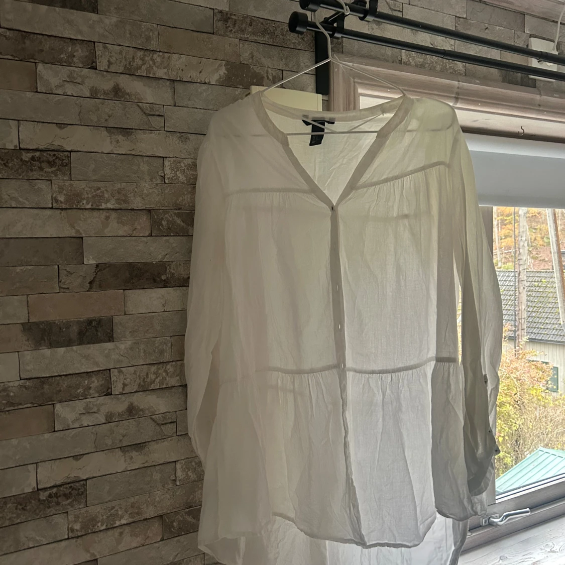 Vit långärmad skjorta från H&M - 1