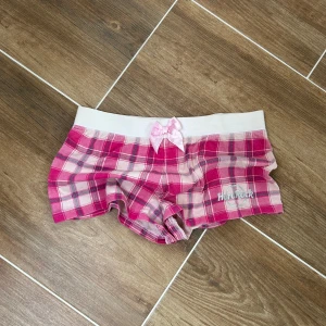 Hard rock lågmidjade shorts  - Ett par shorts från Hard rock i storlek XS. Rakt över midjemått: ca 35cm. Jag fraktar inom 24h. Se